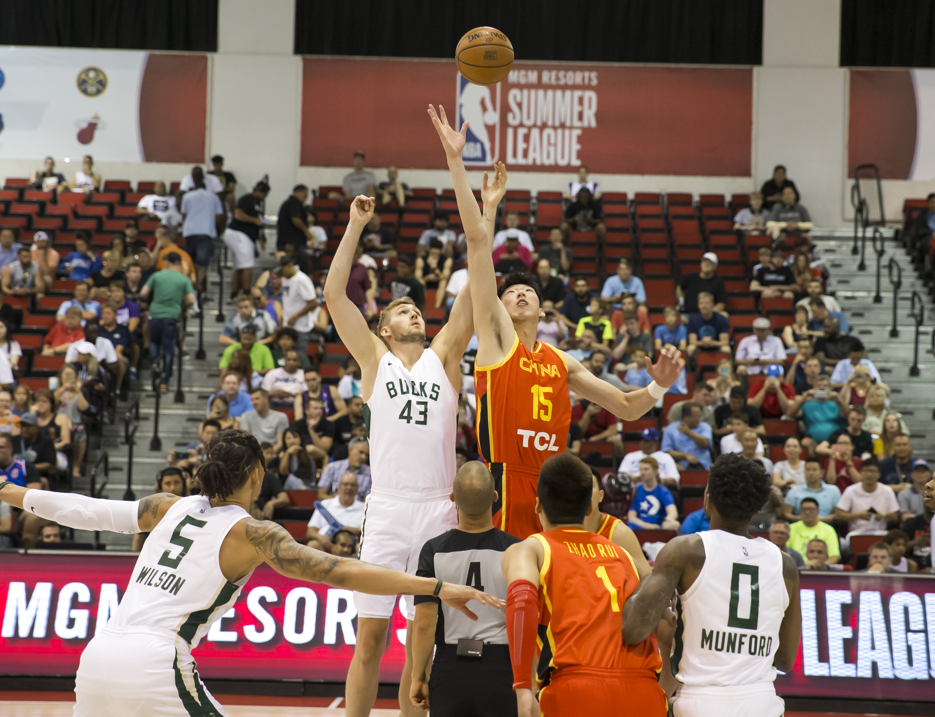 球迷间不断 球迷间不断